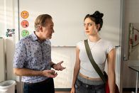 neoriginal: Like a Loser – Herr Kugelmeier (Daniel Drewes, l.) und Anna (Kayla Shyx, r.) im Klassenzimmer: Ein Schlagabtausch der Generationen, bei dem Anna mit ihrer direkten Art für Verwirrung sorgt.