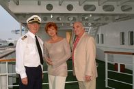 Das Traumschiff – Noch ahnt Manfred Berger (Michael Degen, r.) nicht, dass seine Frau Angela (Bigi Fischer, M.) den Kapitän (Siegfried Rauch, l.) aus früheren Zeiten kennt.