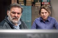 I Know Your Soul – Die Staatsanwältin Nevana (Jasna Đuričić) und der Ermittler Džandžo (Mirvad Kurić) sehen sich die Aufzeichnung einer Vergewaltigung durch den Geschäftsmann Arman an.