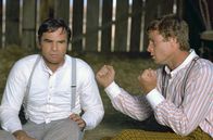 Nickelodeon – Der Regisseur Leo Harrigan (Ryan O'Neal, re.) und sein Star Buck Greenway (Burt Reynolds, li.) tragen Meinungsverschiedenheiten gerne mit den Fäusten aus.
