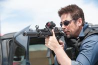 Sicario – Keiner kennt sich so gut mit dem mexikanischen Drogenkrieg aus und weiß, dass es ein ständiger Kampf, ums Überleben ist: Alejandro (Benicio del Toro) ...
