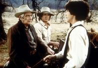 Unsere kleine Farm – Albert Ingalls (Matthew Laborteaux, r.) belügt seinen Vater Charles (Michael Landon, M.) und Mr. Hector Webb (Royal Dano, l.), indem er behauptet, er hätte Sylvia nicht gefunden..