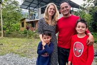 Auf und davon – Auf und davon Staffel 16 Familie Alvarado vor ihrem Haus in Ecuador 2025 Copyright: SRF