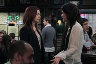 How I Met Your Mother – Lily (Alyson Hannigan, l.) versucht alles, um Robin (Cobie Smulders, r.) von ihrem Vorhaben, Barney zurückzugewinnen, abzuhalten. Doch wird es ihr gelingen?