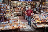 Märkte - Im Bauch von … – Beeindruckende Vielfalt: ein Stand mit Trockenfrüchten, Nüssen und Gebäck auf dem Kapani-Markt
