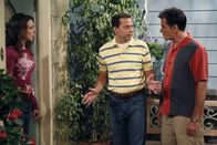 Two and a Half Men – Charlie (Charlie Sheen, r.) steckt Judith (Marin Hinkle, l.), dass Lyndsey möchte, das Alan (Jon Cryer, M.) bei ihr einzieht. Judith die ganz in der Nähe von Lyndsey wohnt ist davon überhaupt nicht begeistert ...