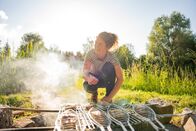 Landfrauenküche – Lea Birnbaum beim Fisch-Grillen.