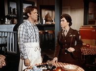 Die Waltons – Toni (Lisa Harrison, r.) besucht ihren Freund Jason (Jon Walmsley, l.) im "Dew Drop Inn".