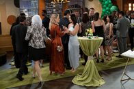 How I Met Your Father – Sophie (Hilary Duff, l.); Valentina (Francia Raisa, r.)