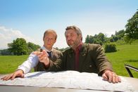 Die Rosenheim-Cops – Da entlang?! Kommissar Stadler (Dieter Fischer, r.) und Controller Felix Seitz (Gábor Biedermann, l.) haben sich auf dem Weg zum Tatort verfahren. Honorarfrei - nur für diese Sendung bei Nennung ZDF und Christian A. Rieger