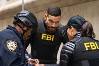 FBI: Special Crime Unit – (v.l.n.r.) Bomb Squad Lt. Kenneth Holcomb (Victor Sho); FBI SA Omar Adom 'OA' Zidan (Zeeko Zaki); FBI SA Maggie Bell (Missy Peregrym)