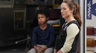 Chicago P.D. – Little Boy (Crew Kingston Miskel) und Kim Burgess (Marina Squerciati)
