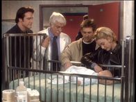 Diagnose: Mord – Graces (Leah Lail, r.) Baby wird im Krankenhaus unter Jesses (Charlie Sclatter, 2.v.r.), Marks (Dick Van Dyke, 2.v.l.) und Steves (Barry Van Dyke, l.) Bewachung gestellt.