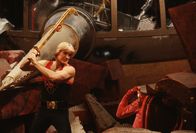 KulFaZ: Flash Gordon – Baseballprofi Flash (Sam J. Jones) wird mit der Reiseleiterin Dale vom verrückten Dr. Zarkow entführt und zum Planeten Mongo geschickt. Angekommen wird schnell klar: Der böse Imperator Ming (Max von Sydow) will die Erde vernichten und die beiden können das als Einzige verhindern!