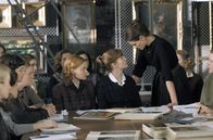 Mona Lisas Lächeln – Als Katherine (Julia Roberts, r.) versucht, die traditionsbewussten jungen Mädchen zu unabhängigem Denken und zur Entfaltung ihrer individuellen Talente zu ermutigen, stößt sie schnell auf den Widerstand der Fakultät - und insbesondere auf den ihrer Schülerin Betty Warren (Kirsten Dunst, 2.v.r.) ...