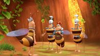 Die Biene Maja – "Die Biene Maja", "Das Honig-Diplom." Frau Kassandra ist krank und so springt Richter Bienenwachs für sie als Vertretungslehrer ein. Sehr zum Leidwesen der Bienenschüler, denn der Unterricht bei Bienenwachs ist sehr langweilig. Außerdem verlangt der Richter, dass die Schüler das "Bienenstockzertifikat" ablegen. Dazu müssen sie eine Menge Theorie auswendig lernen, was natürlich allen missfällt. Maja bittet Frau Kassandra auf der Krankenstation um Hilfe, aber sie ist zu krank um zu helfen. In ihrer Not geht Maja auch zur Bienenkönigin, und zusammen kommen sie auf eine Idee, wie sie dem Richter seinen eigenen Unterricht verleiden können. Der Plan klappt und so muss die Bienenklasse am Ende kein Diplom machen, sondern macht mit dem Richter einen Ausflug in die Wiese. So wie sonst mit Frau Kassandra.