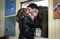 Auf einmal war es Liebe – Auf einmal ist es Liebe zwischen Jakob (Kostja Ullmann) und Lotte (Kim Riedle).