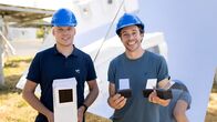 Checker Tobi – Mit Ingenieur Felic (links) checkt Tobi, wie wir die Kraft der Sonne zur Stromerzeugung nutzen können.