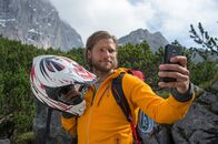 Die Bergretter – Markus (Sebastian Ströbel) findet einen Helm. Gehört der dem vermissten Paul?
