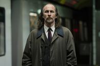 Beforeigners - Mörderische Zeiten – Der Buchautor John Roberts (Paul Kaye) hat ein Geheimnis.