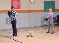 The Big Bang Theory – Trainieren gemeinsam für das besondere Ereignis: Howard (Simon Helberg, l.) und Bernadette (Melissa Rauch, r.) ...