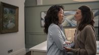 Killing Eve – Eve (Sandra Oh, l.) konfrontiert Hélène (Camille Cottin, r.), da Eve weiß, dass Hélène ein hochrangiges Mitglied der "Zwölf" ist. Mit dem, was Eve daraufhin erfährt, hat Eve jedoch nicht gerechnet.