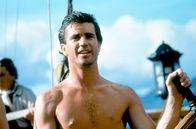 Die Bounty – Fletcher Christian (Mel Gibson) nimmt das Ruder in die Hand.