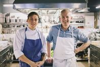 Restaurantlegenden – L-R: Sohn Philip und Vater Helmut Rachinger in der Küche des Mühltalhofs.