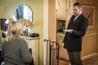 Elementary – Holmes (Jonny Lee Miller, r.) befragt Ruth Colville (Judith Ivey, l.), die Mutter des Serienmörders, der vor Jahren im Gefängnis erstochen wurde. Wie kann es sein, dass jetzt wieder Taten verübt wurden, die haargenau seinem damaligen Muster entsprechen?