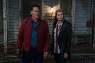 Ash vs. Evil Dead – L-R: Ashley 'Ash' J. Williams (Bruce Campbell) und Ruby Knowby (Lucy Lawless)