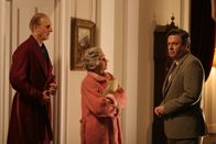 Die Queen – Ein Anruf des französischen Botschafters hat die königliche Familie in ihrem Schottland-Urlaub auf Balmoral aufgeschreckt: Robin Janvrin (Roger Allam, r.) überbringt der Königin (Helen Mirren) und ihrem Mann, Prinz Phillip (James Cromwell) in den frühen Morgenstunden die Nachricht, dass Prinzessin Diana in Paris einen schweren Autounfall hatte.