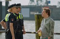Notruf Hafenkante – Mattes (Matthias Schloo, M.) und Melanie (Sanna Englund) glauben den Ausflüchten von Konrad Laube (Laurenz Lerch, r.) nicht. Doch sie haben derzeit keine Beweise für sein mögliches Stalking.