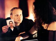 Tatort – Kain (Bernd Michael Lade) ist auf der Suche nach dem Verdächtigen Martin Kubelka und lernt dabei in einer Bar die schöne Tina kennen (Clelia Sarto).