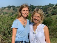 Verrückt nach Meer – Die Passagierinnen Julia und Gabi während ihrer Dampfloktour ins "Tal der 1000 Hügel", die sie vom Bergdorf Kloof in Südafrika durch das bergige Hinterland von Durban zum Dorf Inchanga führt.