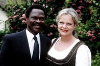 Kaisermühlen Blues – Frank Oladeinde (Josephus Okonkwo), Marianne Mendt (Gitti Schimek).