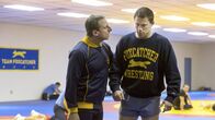 Foxcatcher – John Du Pont (Steve Carell, l) hat Mark Schultz (Channing Tatum) in seinem Team "Foxcatcher" aufgenommen.