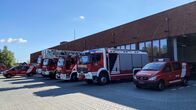 Feuerwache 3 - Alarm in Rostock – Feuerwehrfahrzeuge parken vor der Garage