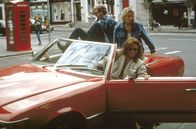 Rosamunde Pilcher: September – Pandora (vorn: Jacqueline Bisset) ist nach 20 Jahren Abwesenheit wiefer einmal unterwegs nach Strathcroy, ihrer Heimat. Mit ihrer Nichte Lucilla (Sarah Winman, re.), deren Freund Jeff (hinten: David Pullan) hat sie unglaublich viel Spaß auf der Fahrt.