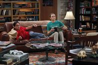 The Big Bang Theory – Während Leonard (Johnny Galecki, r.) feststellt, dass er der Einzige ohne Freundin ist, versucht Sheldon (Jim Parsons, l.), seine Freundin Amy wieder loszuwerden ...