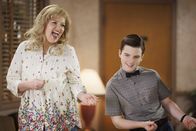 Young Sheldon – Brenda Sparks (Melissa Peterman, l.); Sheldon Cooper (Ian Armitage, r.)