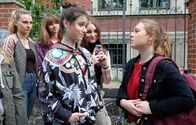 In aller Freundschaft – Lisa (Ella Zirzow, re.) beobachtet in der Schule eine Mädchengruppe, die eine andere Mitschülerin ärgert. Da Lisa selbst Mobbingerfahrung hat, kann sie nicht wegschauen und geht dazwischen. Aus der Mädchengruppe (Komparsinnen) tritt Emma Brückner (Vivien Sczesny, 3.v.li.) hervor und fragt Lisa provokant, wer sie denn überhaupt sei und was sie überhaupt wolle. Doch Lisa lässt sich nicht beirren und hält stand.