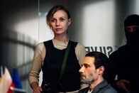 neoriginal: Hamilton – Die Umweltaktivistin Cecille Le Blanc (Masha Tokareva) nimmt Eryk Ciepielewski (Eric da Silva) als Geisel.