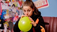 Checkerin Marina – Marina checkt, wie viele Atemzüge sie benötigt, um einen Luftballon aufzupusten.