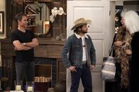 Will & Grace – Will (Eric McCormack, l.) ist mehr als erstaunt, als Jacks (Sean Hayes, r.) entfremdeter Sohn Elliot (Michael Angarano, M.) bei ihnen auftaucht und ein Geheimnis im Gepäck hat ...