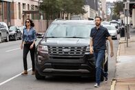 Navy CIS: New Orleans – Special Agent Hannah Khoury (Necar Zadegan, l.); Forensiker Sebastian Lund (Rob Kerkovich, r.)