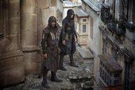 Assassin's Creed – Cal Lynch alias Aguilar (Michael Fassbender, l.); Maria (Ariane Labed, r.)