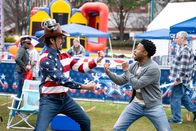 MacGyver – Russ Taylor (Henry Ian Cusick, l.); Wilt Bozer (Justin Hires, r.)