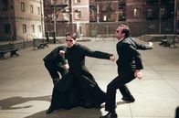 Matrix Reloaded – Agent Smith (Hugo Weaving, r.) erhält den Auftrag, Neo (Keanu Reeves, l.) zu liquidieren. Doch dann verweigert er dem System den Gehorsam ...