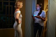Jane the Virgin – (v.li.) Yael Grobglas (Petra Solano), Rosario Dawson (JR).