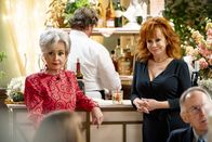 Young Sheldon – Connie "Meemaw" Tucker (Annie Potts, l.); June (Reba McEntire, r.)